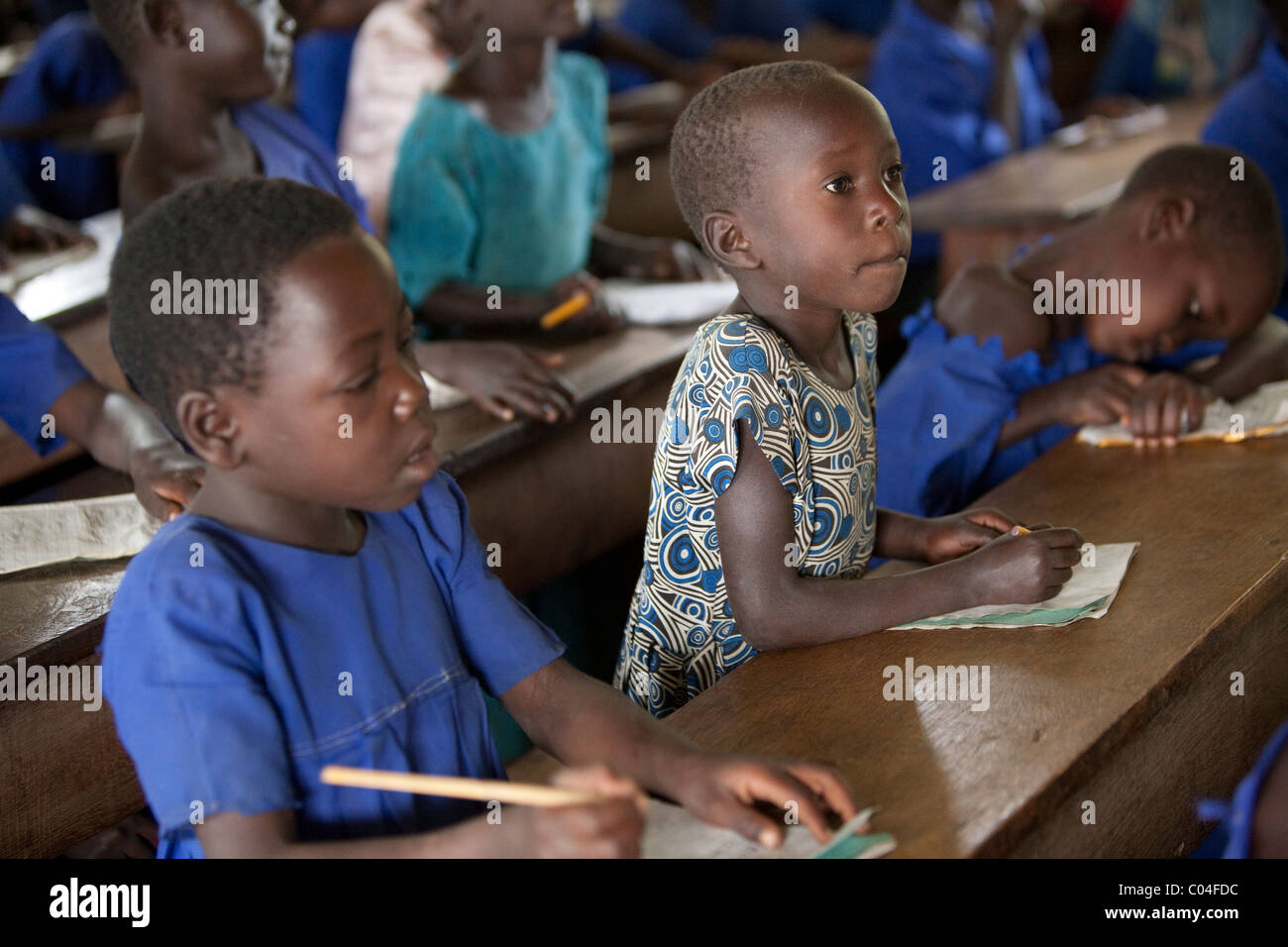 Les élèves apprennent en P1 à l'école primaire de la classe d'Abia - Amuria, District de l'Ouganda, l'Afrique de l'Est. Banque D'Images