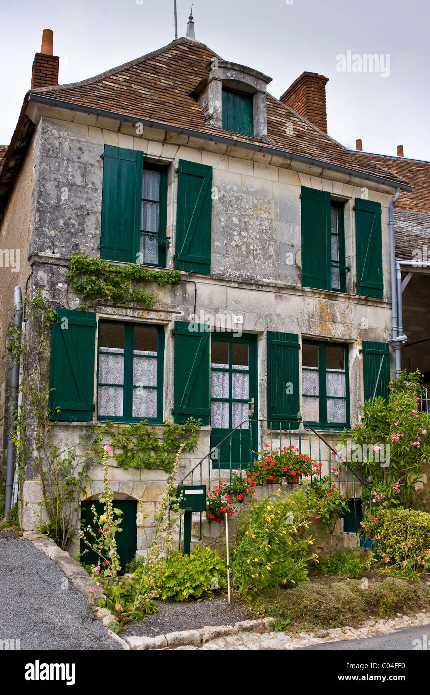 Maison typiquement français à angles sur l'Anglin en Dordogne, France Banque D'Images