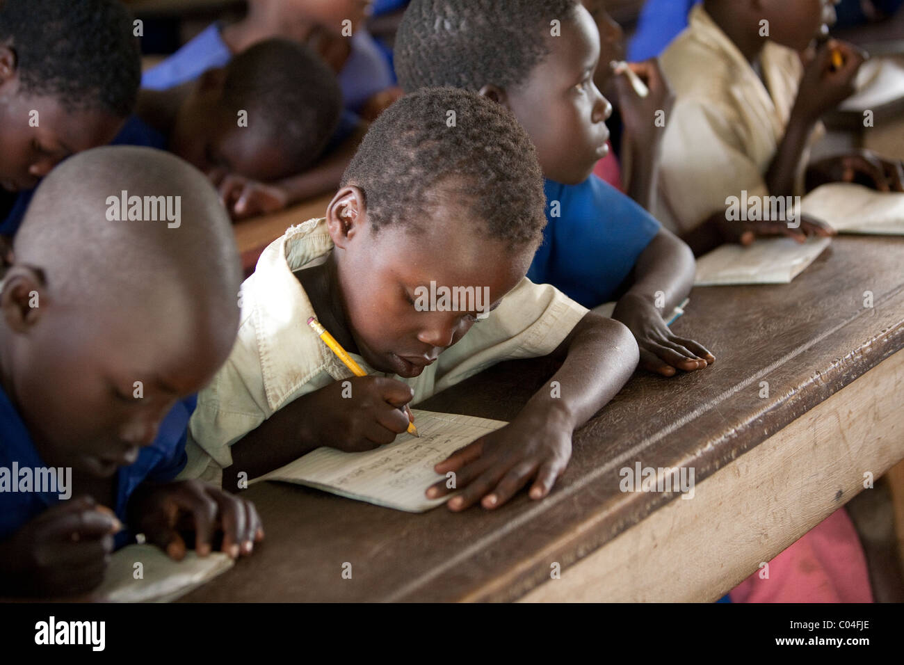 Les élèves apprennent en P1 à l'école primaire de la classe d'Abia - Amuria, District de l'Ouganda, l'Afrique de l'Est. Banque D'Images