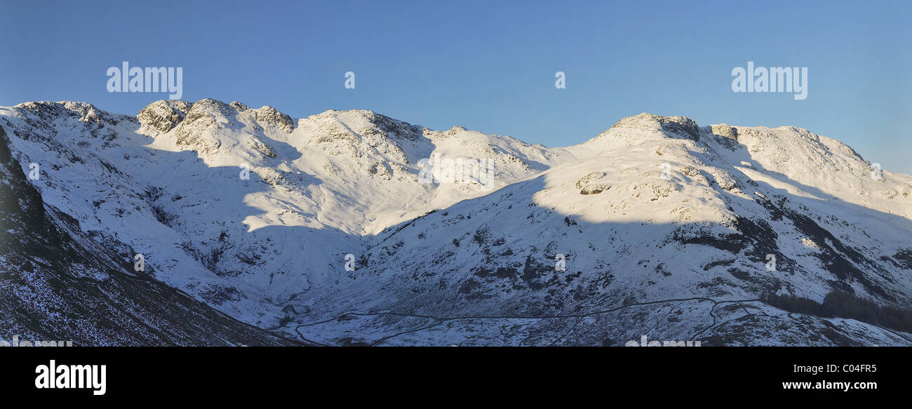 Vue panoramique tourné de Crinkle Crags et Bowfell en hiver dans le Lake District Banque D'Images