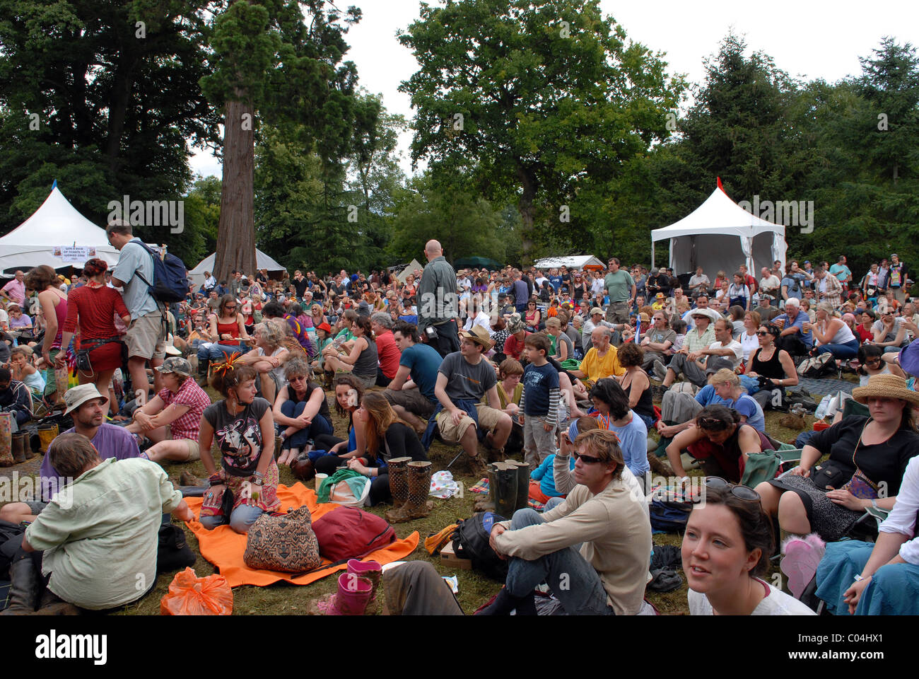 Les gens qui regardent un spectacle au festival WOMAD, Malmesbury, Wiltshire, Royaume-Uni Banque D'Images