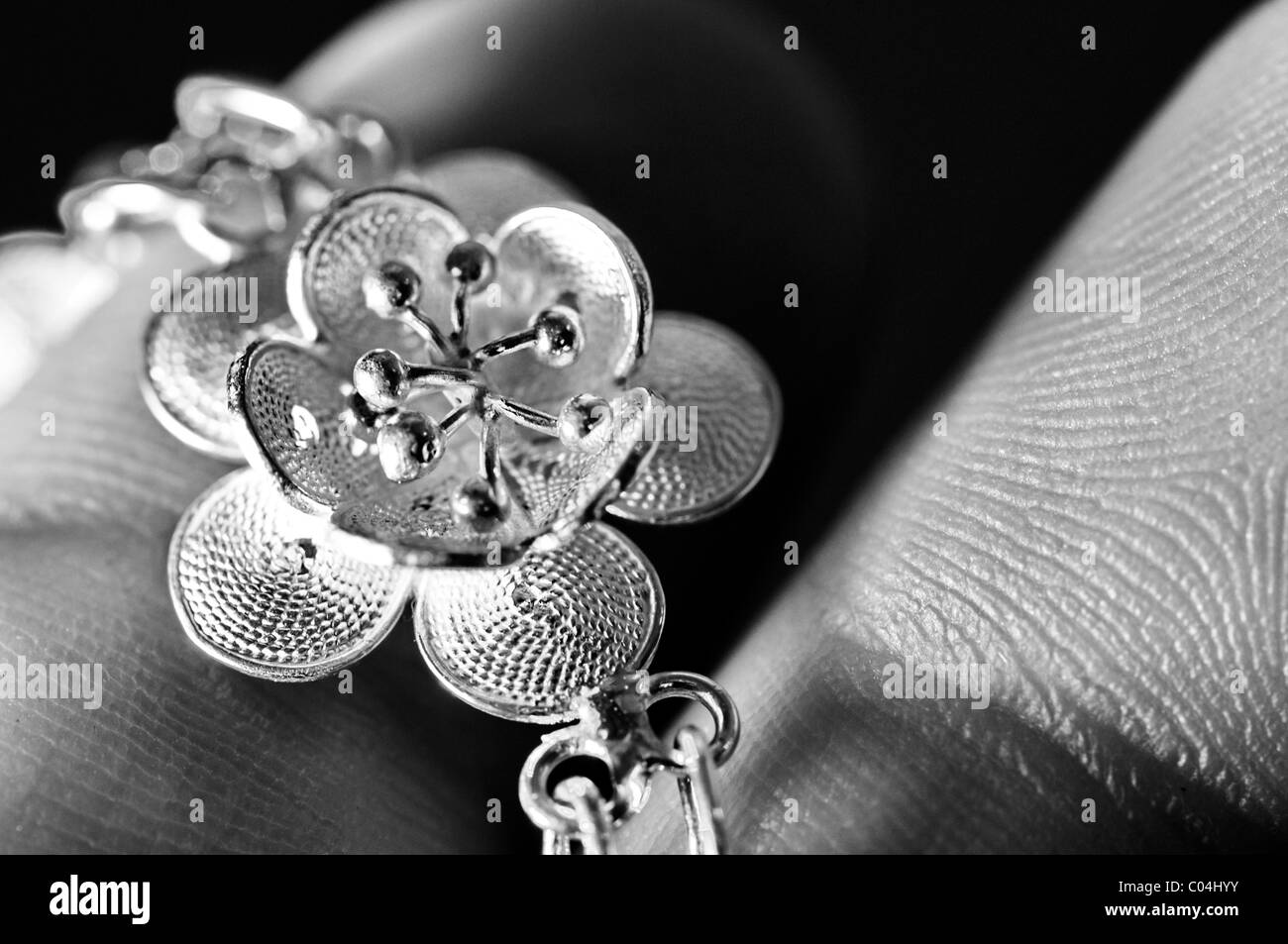 Fleur de lotus d'argent détails dans un bijou bracelet Banque D'Images