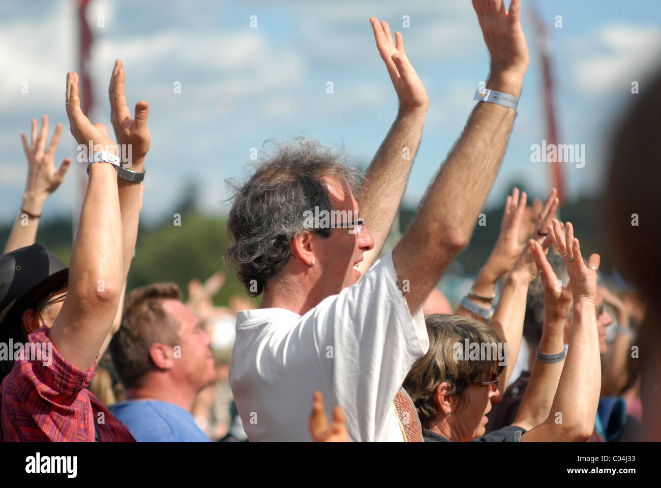 Les concepteurs à une performance musicale au festival WOMAD, Malmesbury, Wiltshire, Royaume-Uni Banque D'Images Les concepteurs à une performance musicale au festival WOMAD, Malmesbury, Wiltshire, Royaume-Uni Banque D'Images