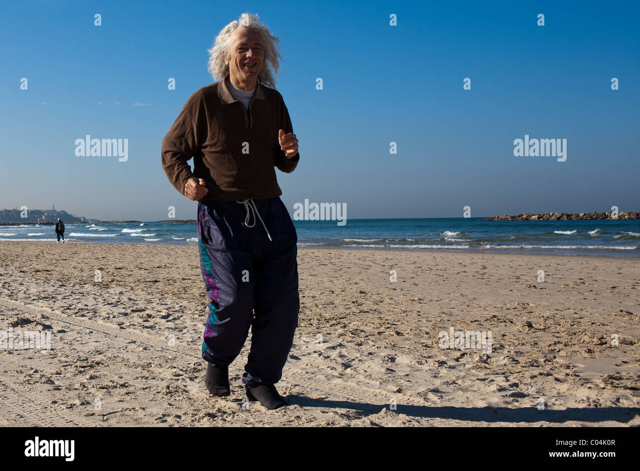 Tel-Aviv Man jogging on beach Banque D'Images