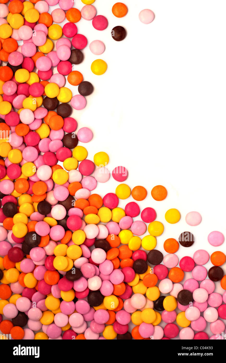 Bonbons colorés confiserie Chocolat enrobés dans une trame avec l'espace blanc pour copier. Banque D'Images