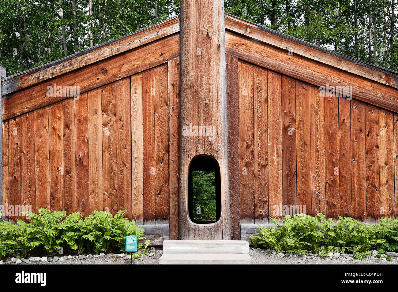 Maison de clan en bois, de l'Alaska Native Heritage Center, Anchorage, Alaska, USA Banque D'Images