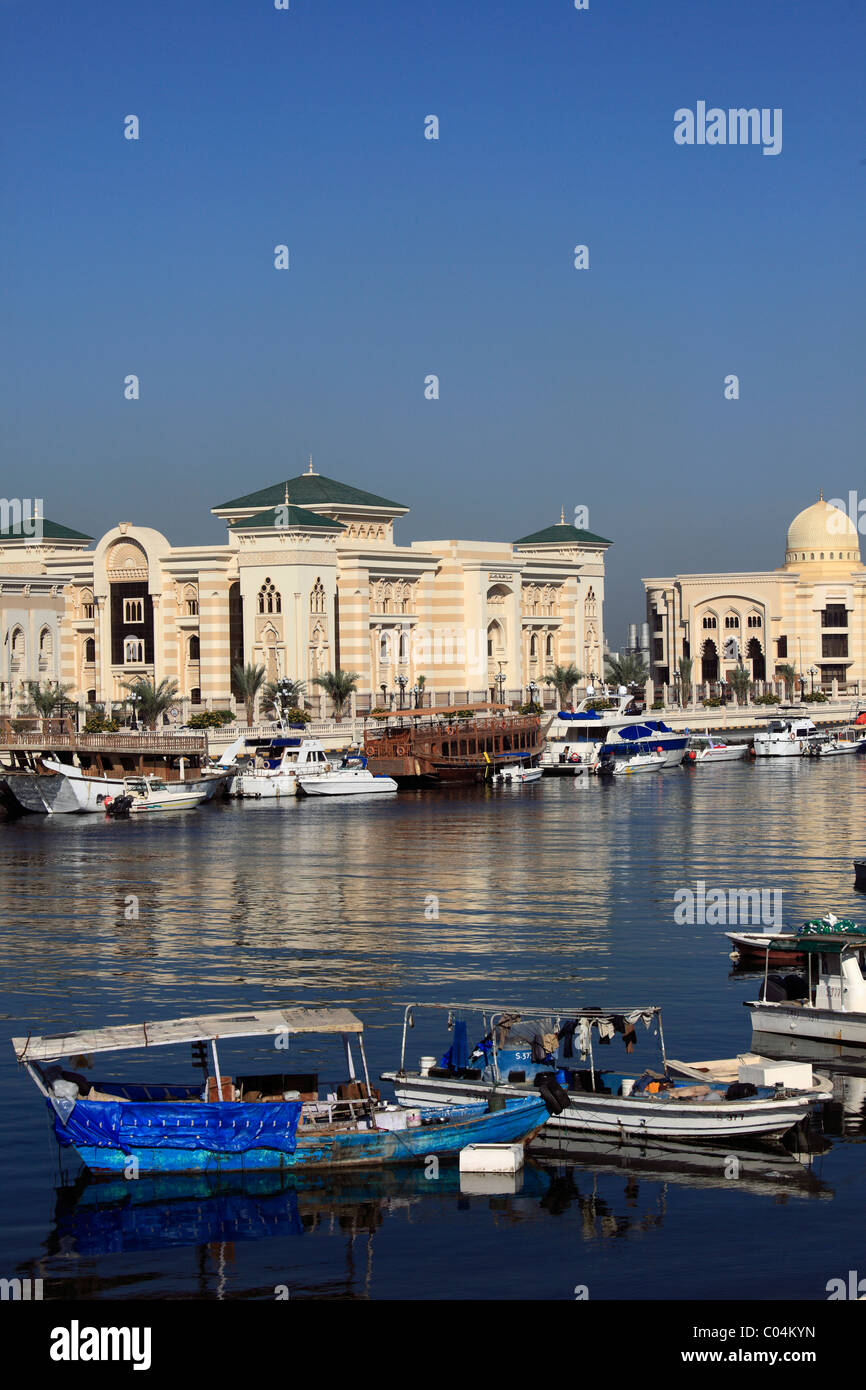 Émirats Arabes Unis, Sharjah, Creek, les édifices gouvernementaux, les bateaux, Banque D'Images