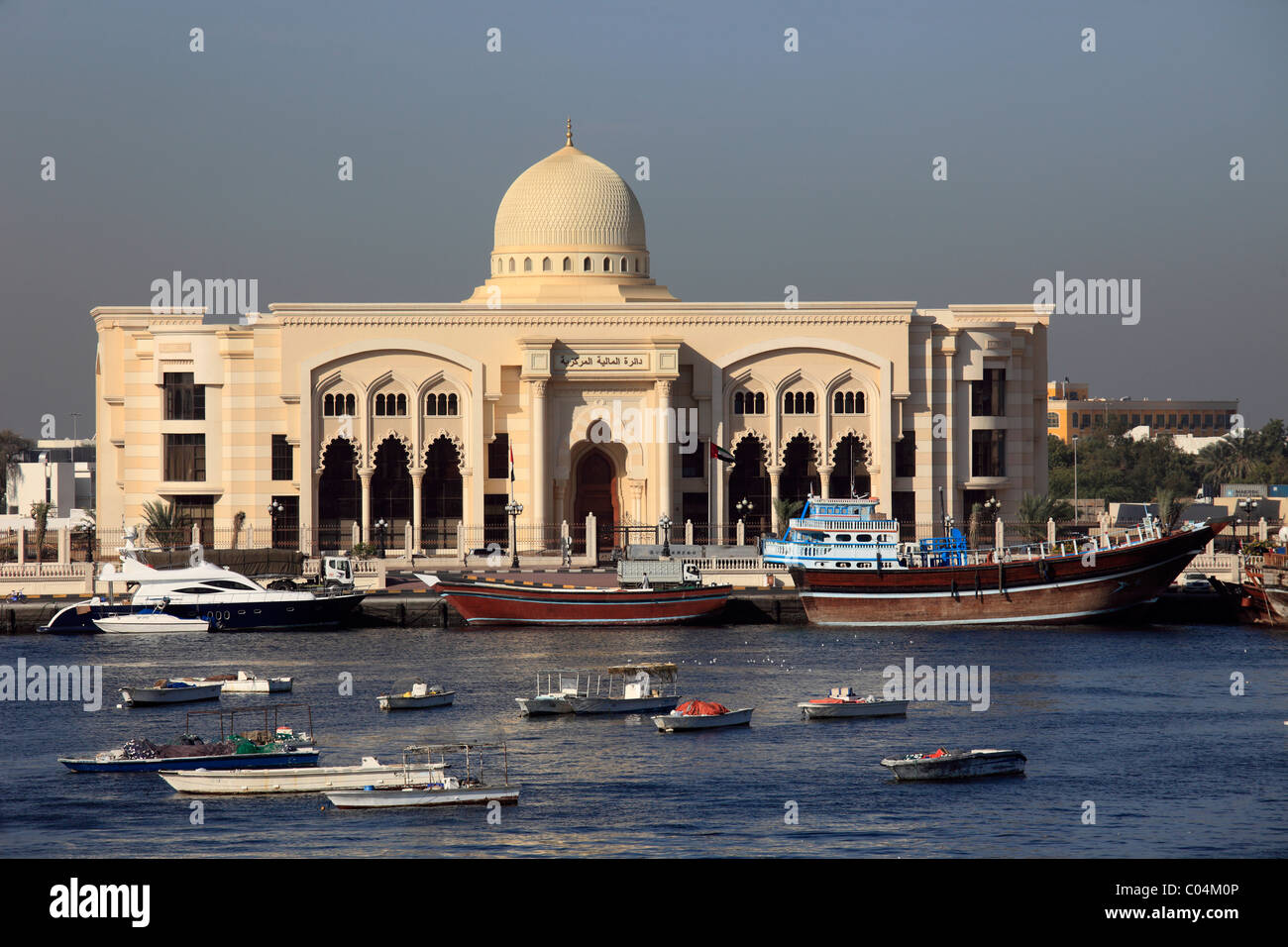 Émirats Arabes Unis, Sharjah, Creek, les édifices gouvernementaux, les bateaux, Banque D'Images