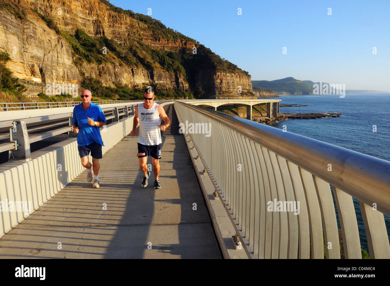 Deux coureurs sur le pont Seacliff en Nouvelle Galles du Sud, Australie Banque D'Images
