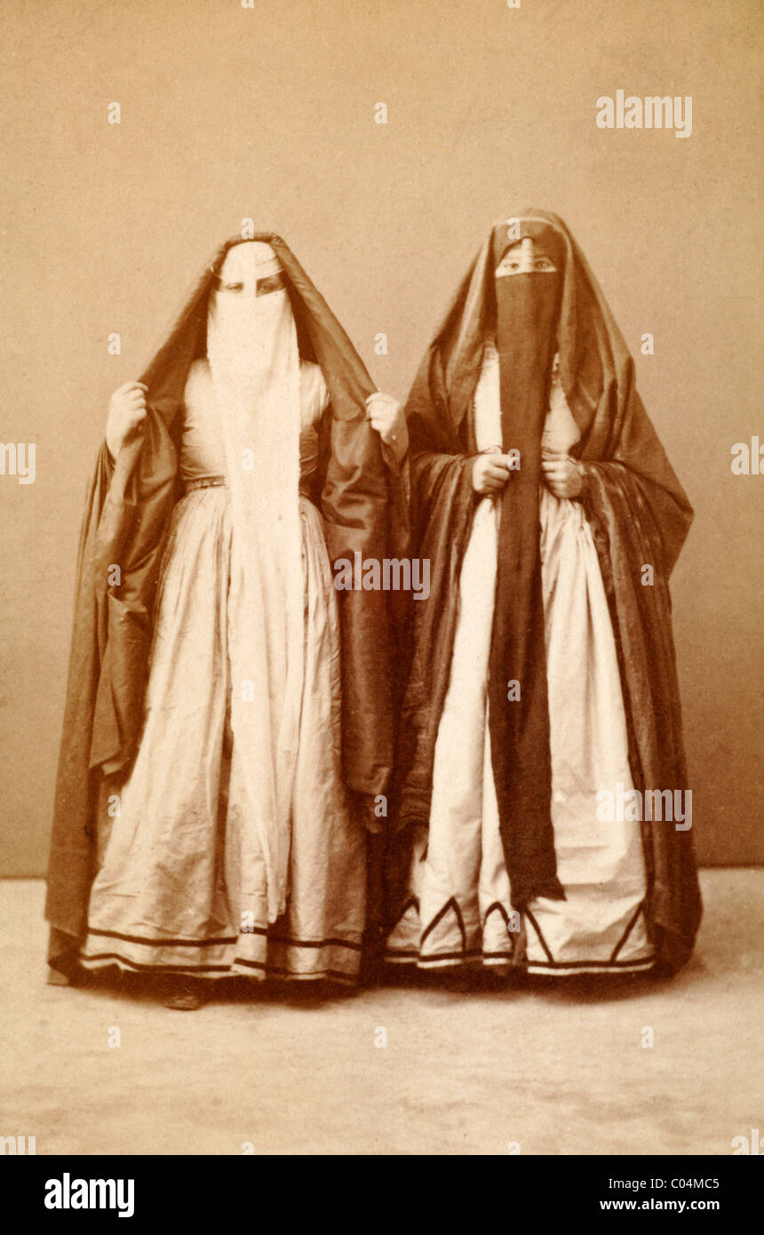 Les femmes égyptiennes voilées, de l'Égypte. c1865. Albumen photo. Banque D'Images