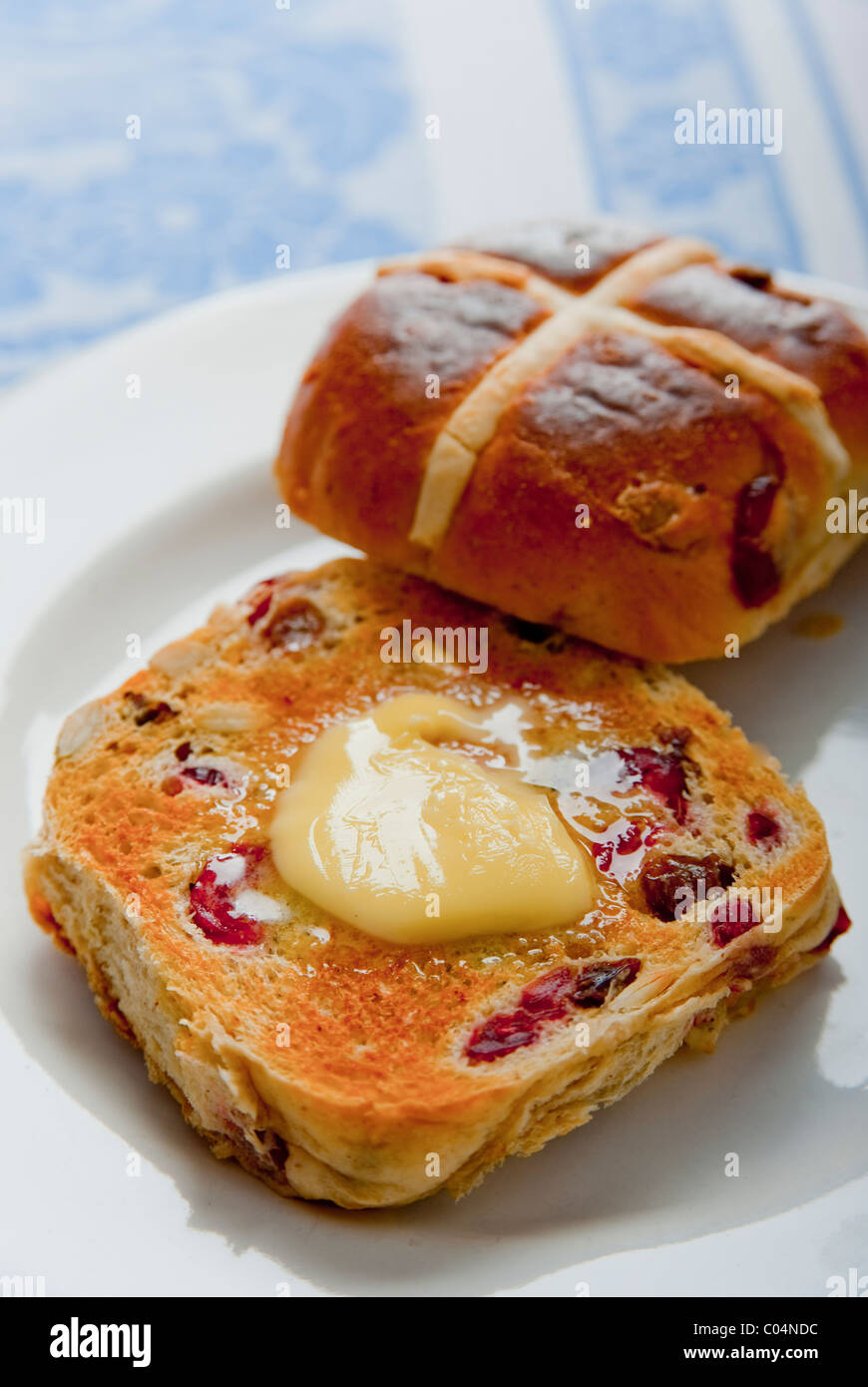 Pâques les brioches au beurre blanc sur plaque latérale avec nappe serviette sur la jonquille Banque D'Images