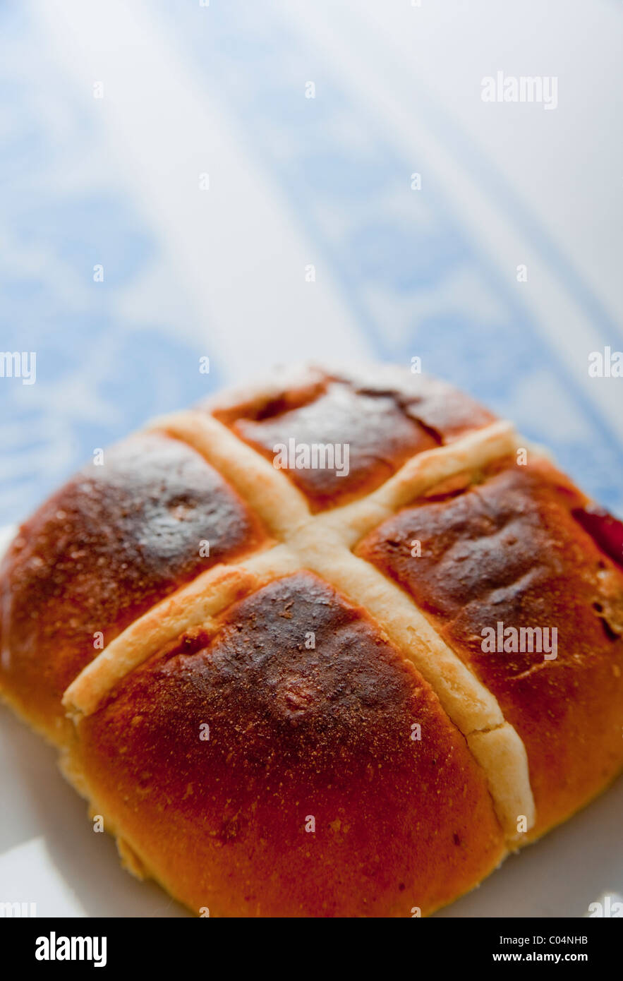 Pâques les brioches au beurre blanc sur plaque latérale avec nappe serviette sur la jonquille Banque D'Images