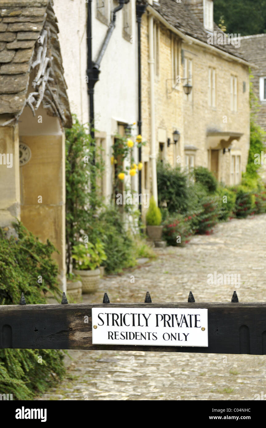 Usage strictement privé résident seulement signer à Castle Combe, Wiltshire, Royaume-Uni. Banque D'Images