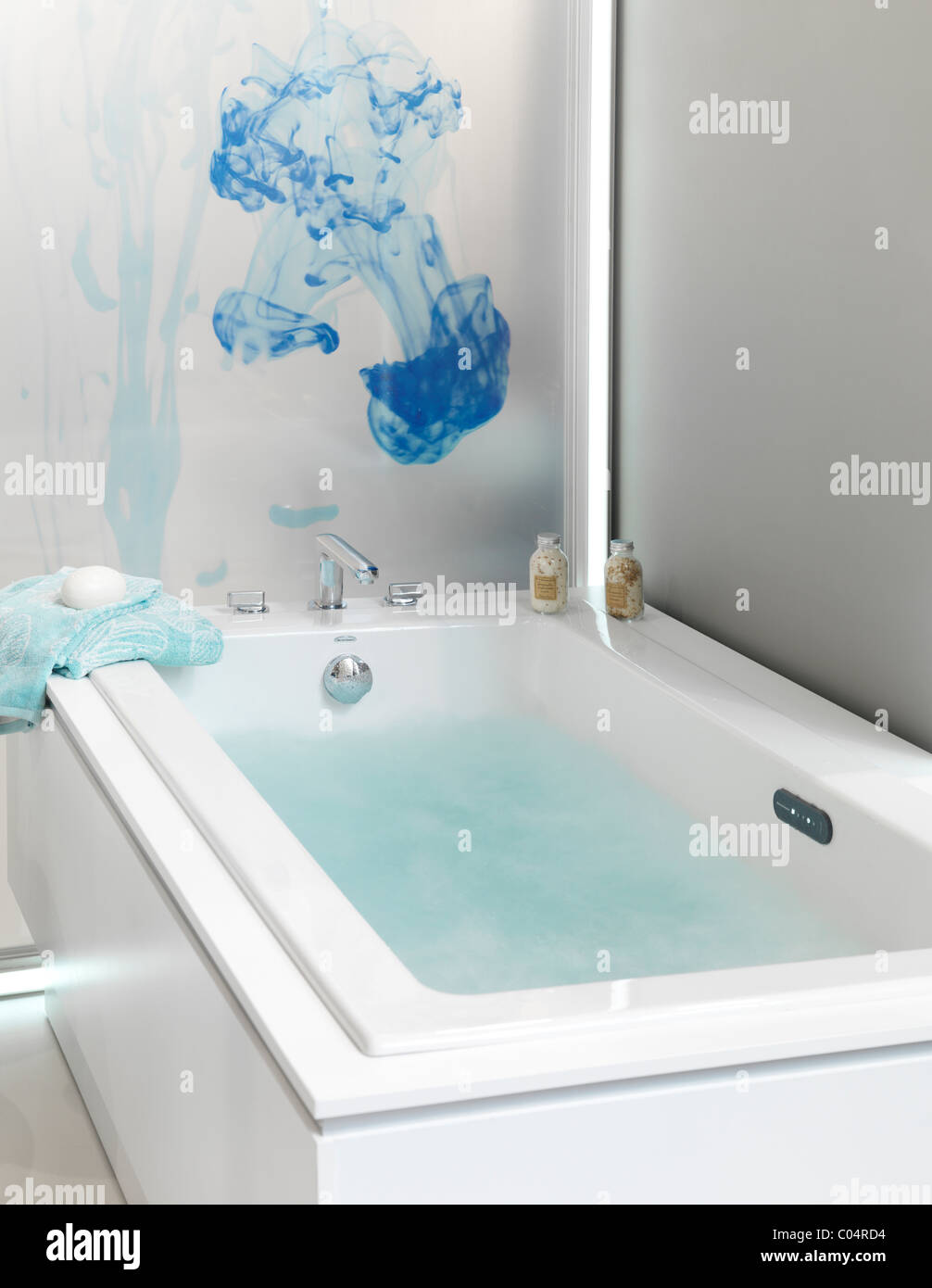La baignoire remplie d'eau Photo Stock - Alamy