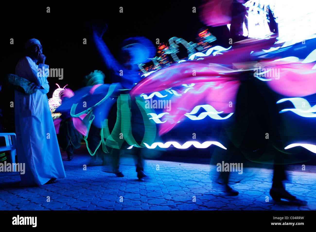 Un homme dans une Dishdash ressemble à la parade d'ouverture du Festival du Muscat 2011. Banque D'Images