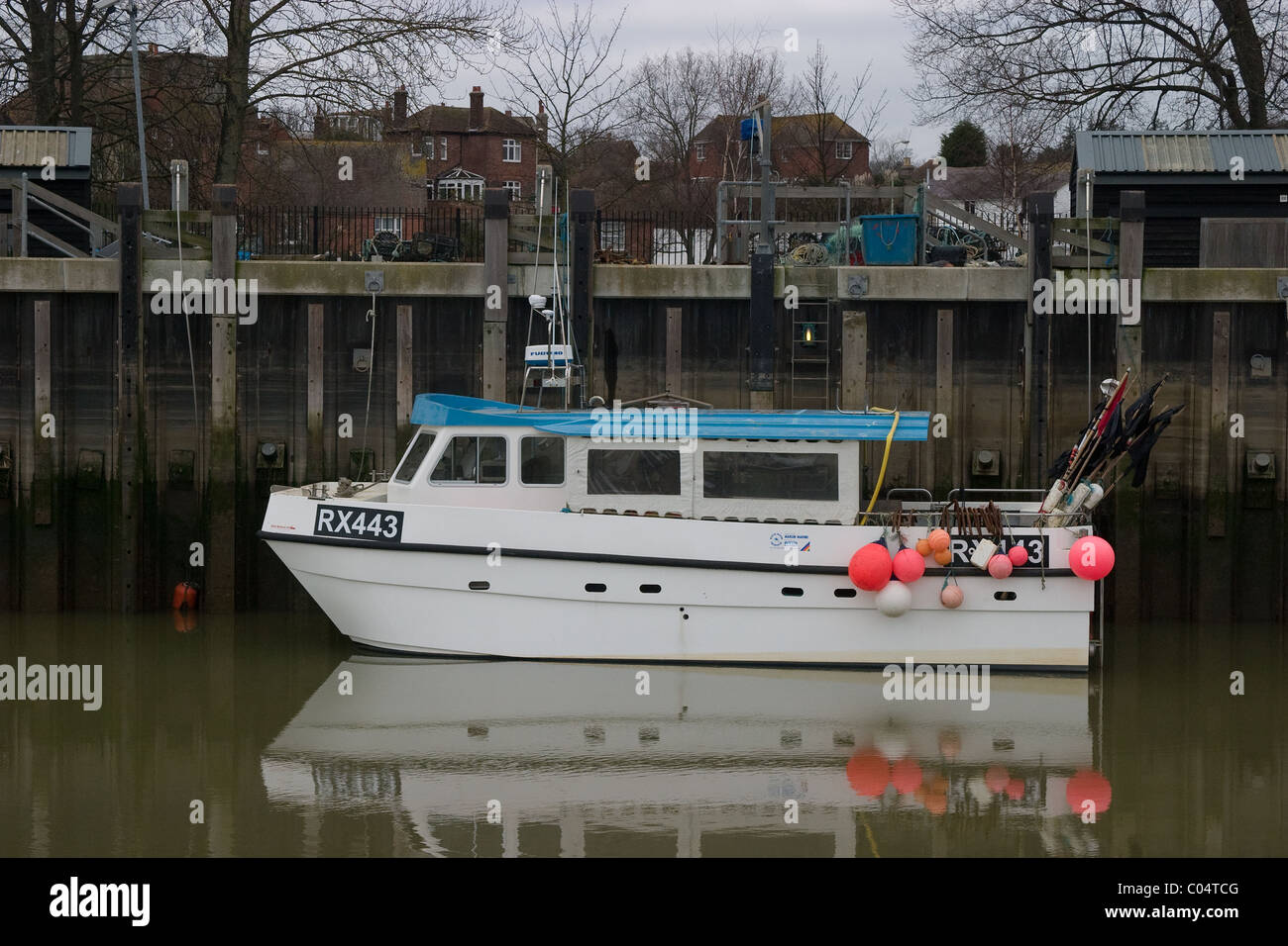 Loisirs mer sur un bateau de plaisance amarré à marée basse Banque D'Images