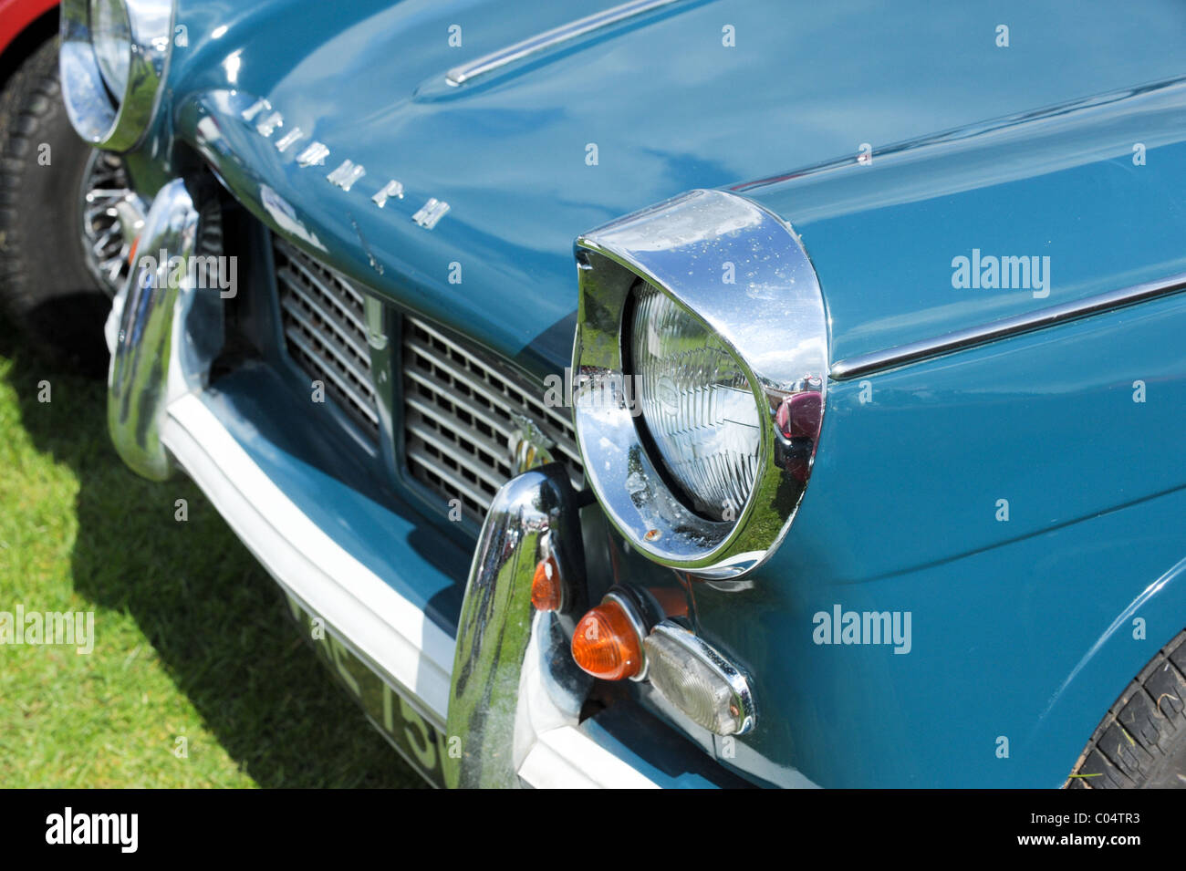 Le bouclier, calandre et des phares sur une Triumph Herald un classique en bleu au chrome étincelant au travail un vintage vehicle show Banque D'Images