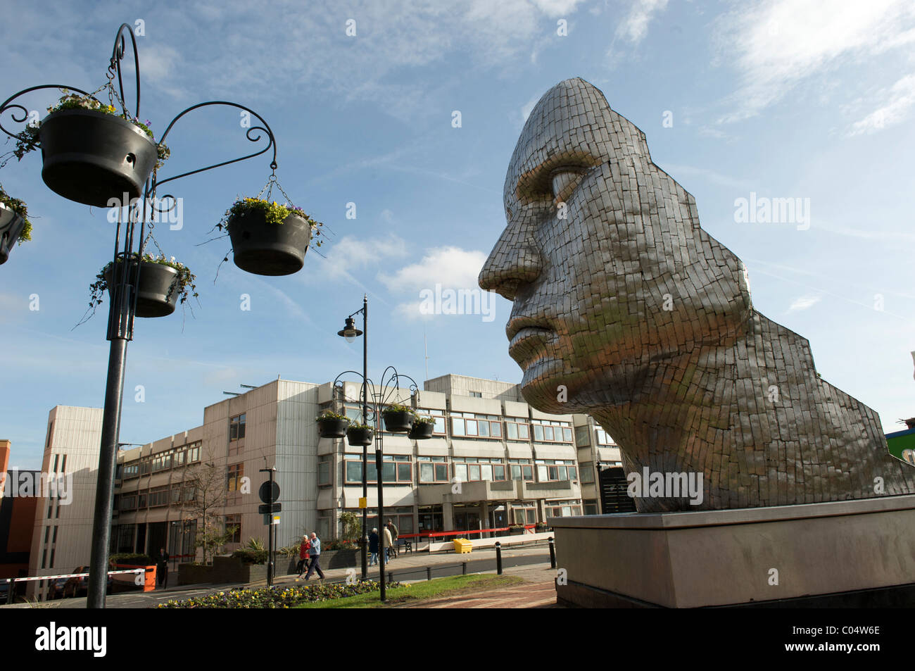 Le centre-ville de Wigan statue LE VISAGE DE WIGAN par artiste RICK KIRBY Banque D'Images
