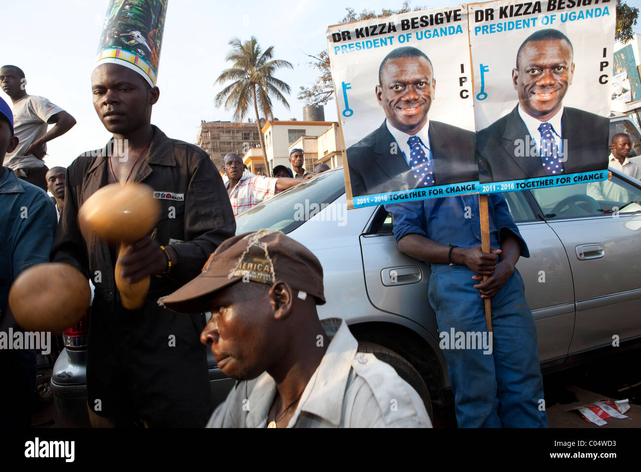 Les partisans du candidat à la présidence de l'Ouganda Le Dr Kizza Besigye emplissent les rues de Kampala comme il l'avance sur les campagnes du vote de vendredi Banque D'Images