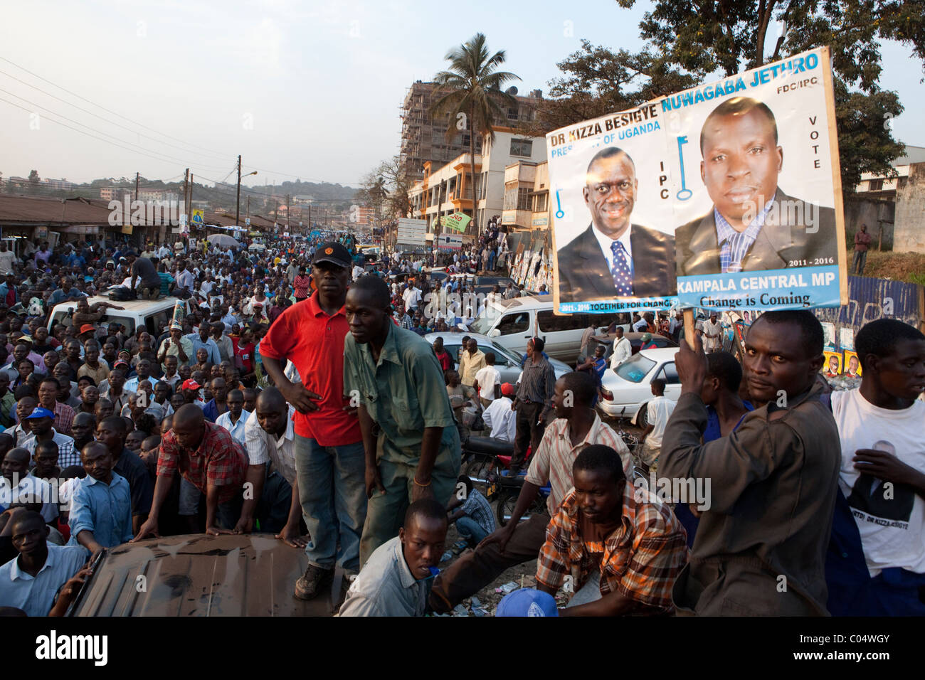 Les partisans du candidat à la présidence de l'Ouganda Le Dr Kizza Besigye emplissent les rues de Kampala comme il l'avance sur les campagnes du vote de vendredi Banque D'Images