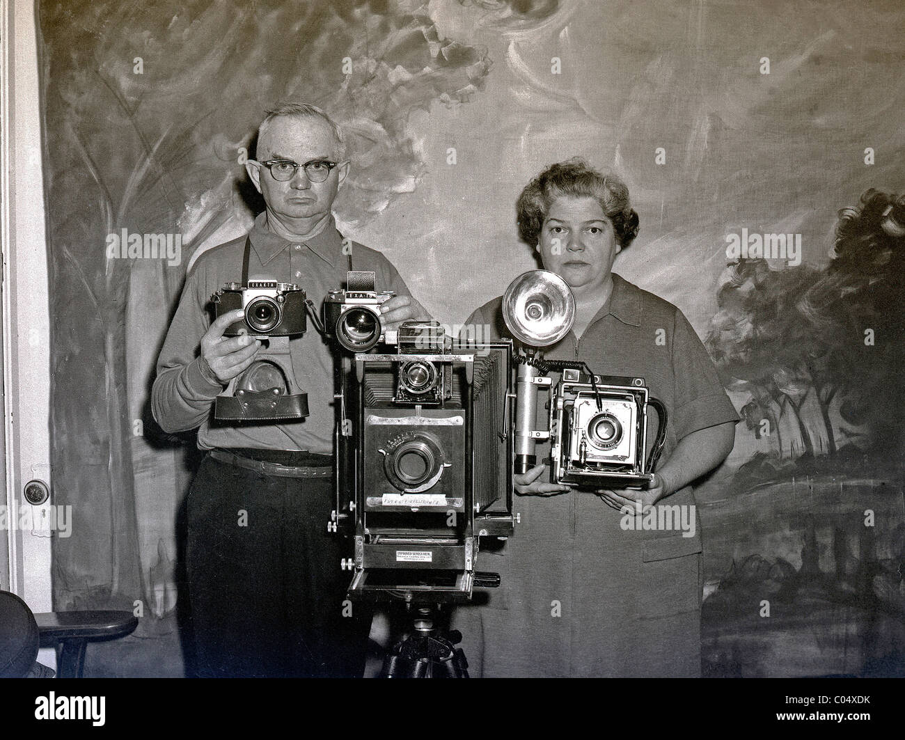 Portrait de quelques photographes amateurs pose avec leurs appareils photo ou leur collection d'appareils photo, y compris les appareils photo grand format et les appareils photo avec télémètre, États-Unis, c1950 Banque D'Images
