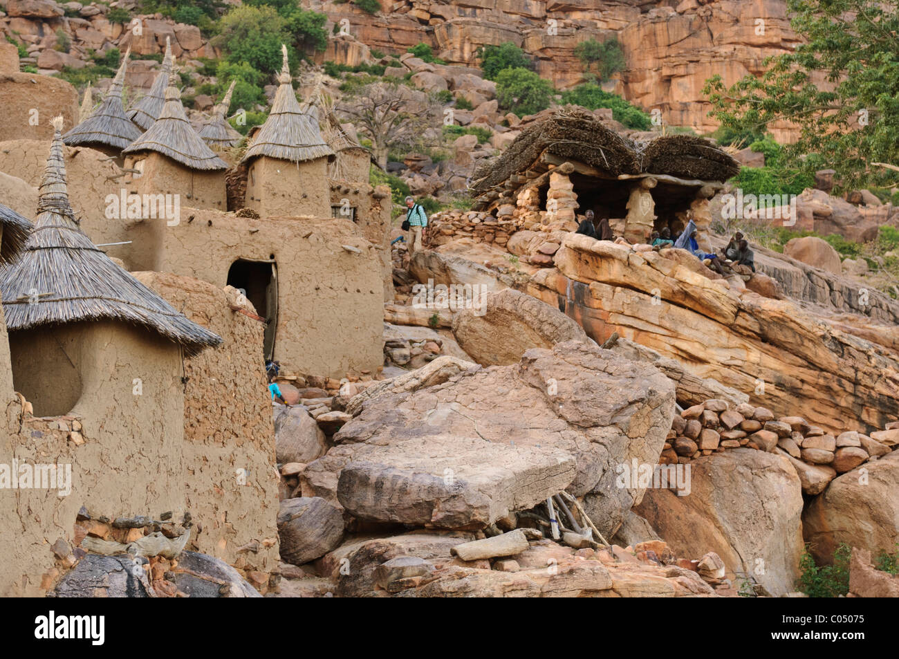 Togu Na dans les greniers et Yendouma, vu de dessous. 'Dogon Pays' , Mali Banque D'Images