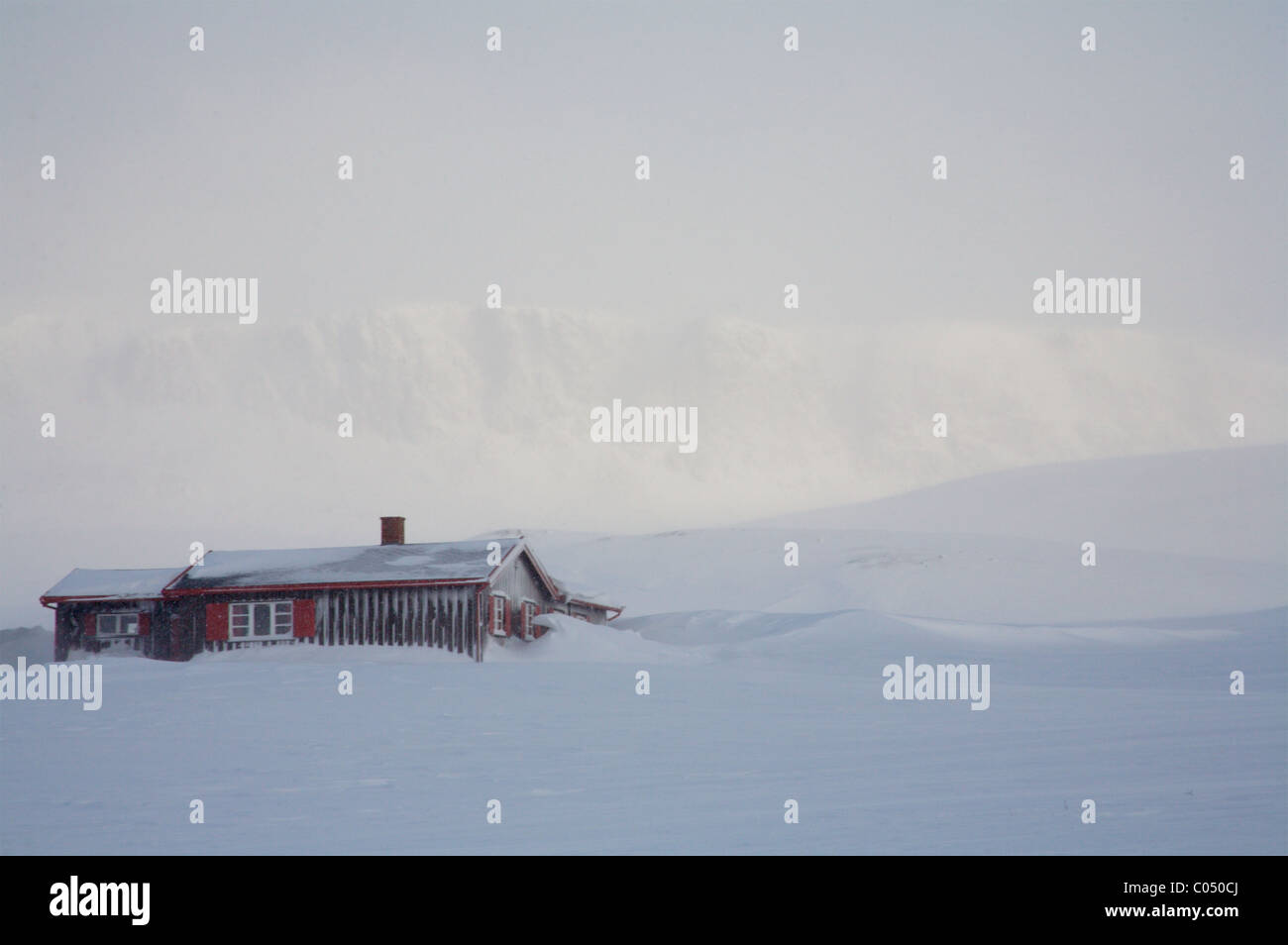 Chalet de vacances en face de la montagne Hallingskarvet, Ustaoset, la Norvège. Banque D'Images