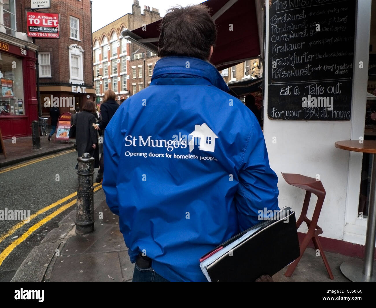 Un logo de St Mungo à l'arrière d'une veste bleue d'un chageur travaillant pour les sans-abri Cowcross Street Clerkenwell London England KATHY DEWITT Banque D'Images