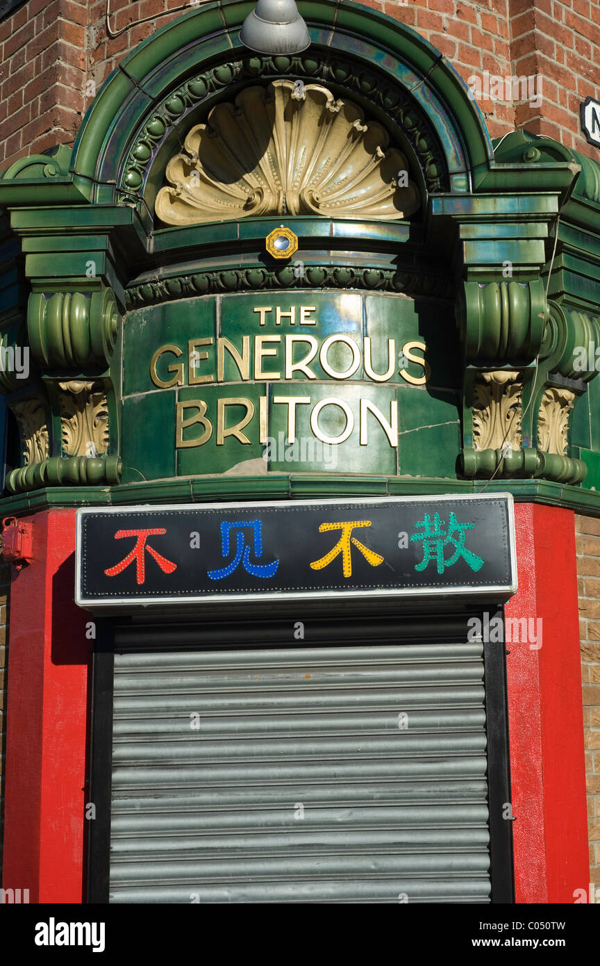 Un pub victorien traditionnel anglais qui a été convertie en chinois à emporter. Banque D'Images