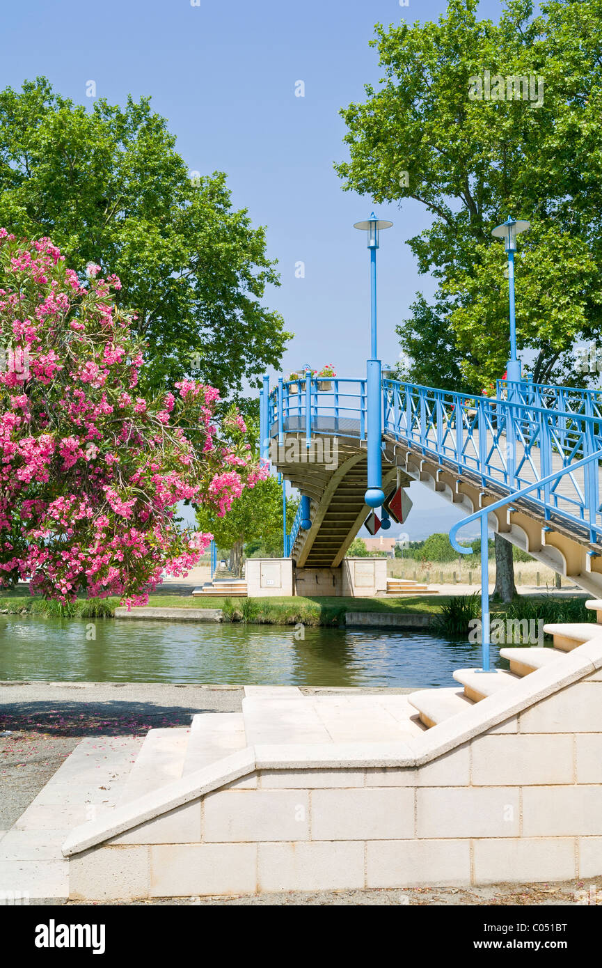 Pont sur le Canal du Midi dans le port français de Homps Banque D'Images