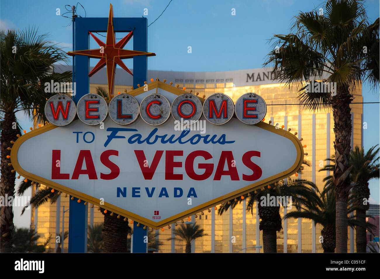 Panneau de bienvenue à Las Vegas, Nevada avec hotel casino en arrière-plan Banque D'Images