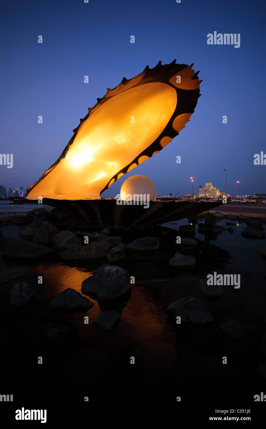 L'un des célèbres sites sur Al Corniche à Doha, Qatar, le géant shell appelé le Monument de la Perle Banque D'Images