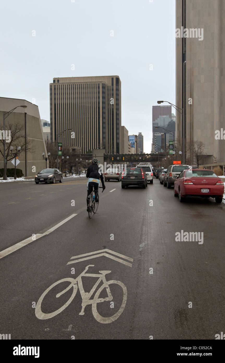 Piste cyclable sur les rues du centre-ville de Columbus, Ohio USA Banque D'Images