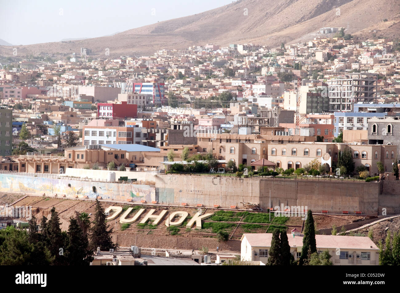 Maisons et immeubles d'appartements dans un quartier résidentiel de la ville kurde de Duhok ou Dohuk dans la région autonome du Kurdistan, nord de l'Irak. Banque D'Images