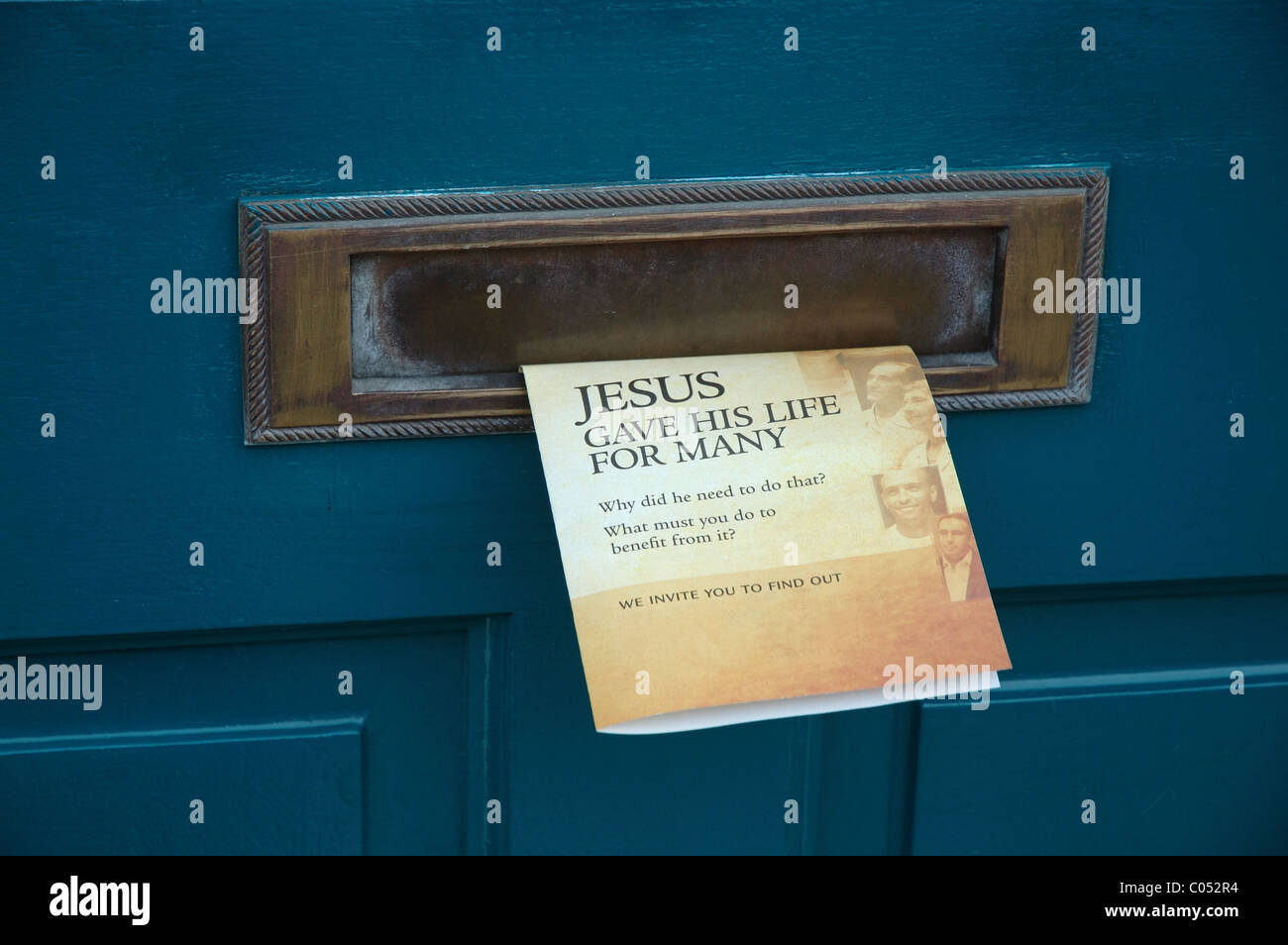 Jésus notice poussé à travers la porte avant de letterbox, England, UK Banque D'Images