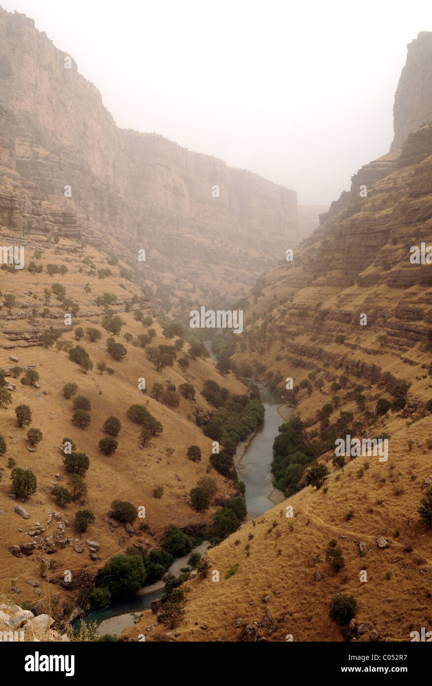 Vue sur le canyon Gali Ali Beg et la rivière Choman pendant une tempête de sable dans les montagnes Zagros, dans la région du Kurdistan, dans le nord de l'Irak. Banque D'Images