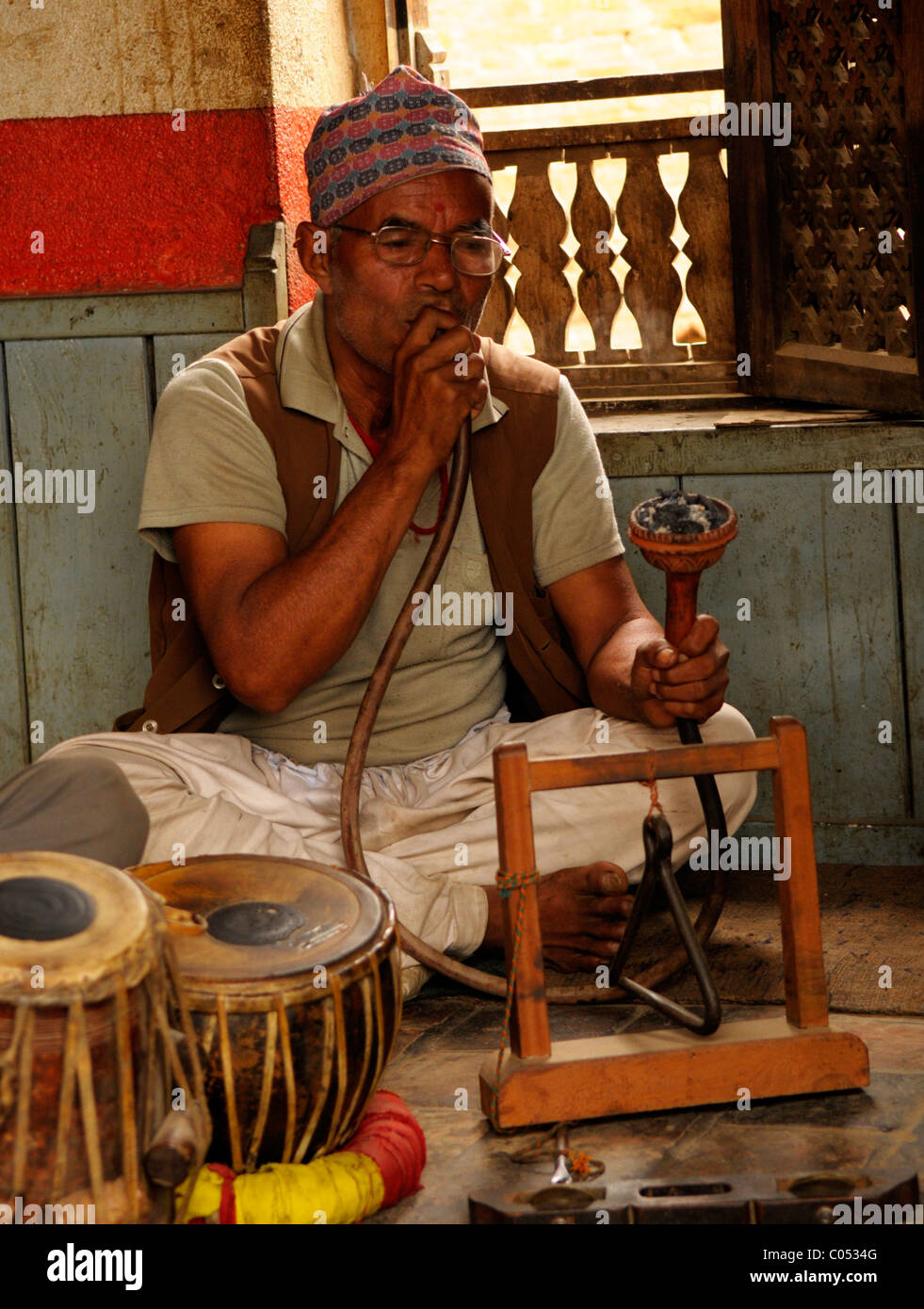 L'homme népalais de fumer la chicha pipe , la vie des populations ( l ) les Népalais , la vie dans la rue à Katmandou kathmandu , Népal , Banque D'Images
