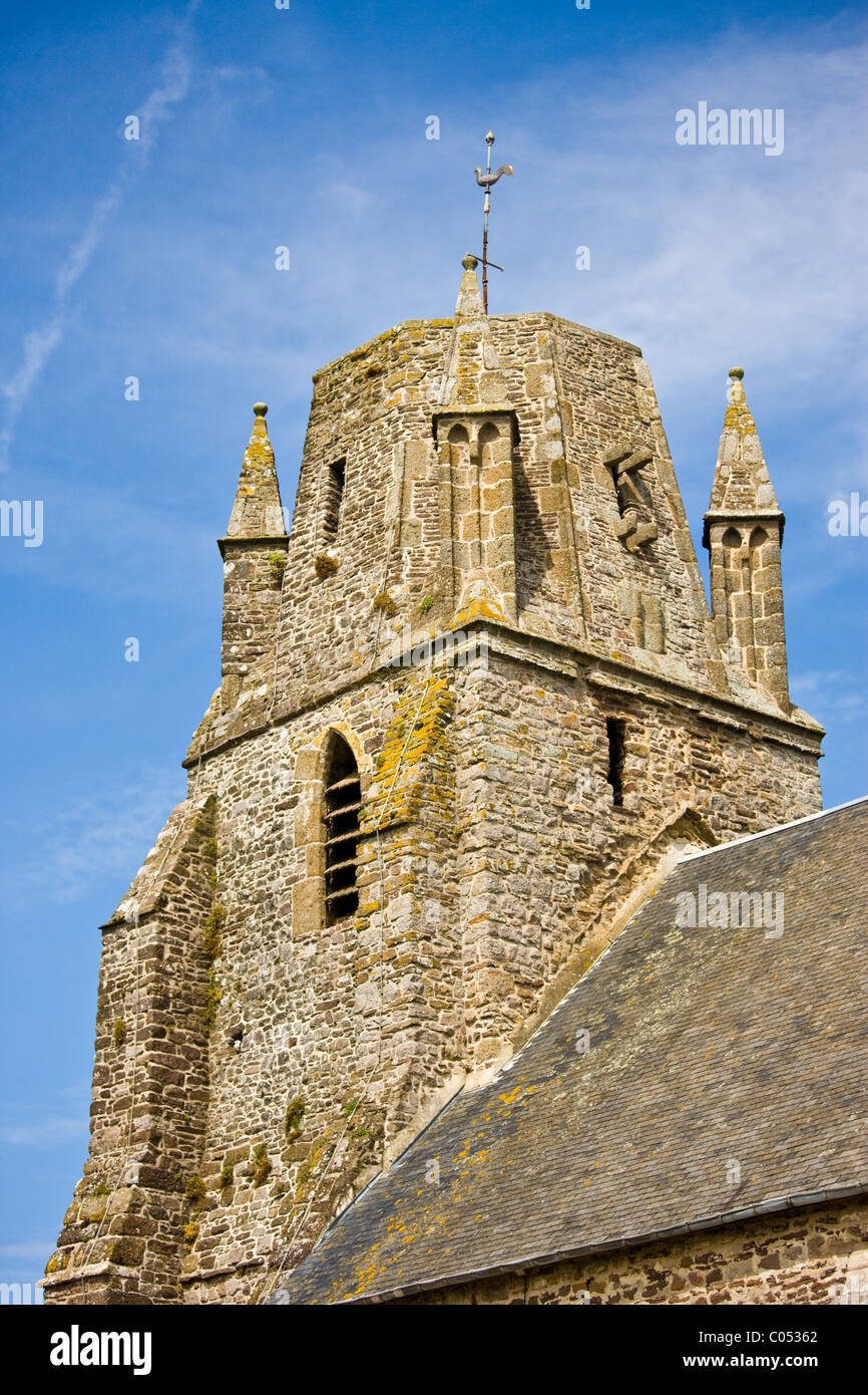 Norman église avec tour carrée arrondie inhabituelle dans Regneville-Sur-Mer en Normandie, France Banque D'Images