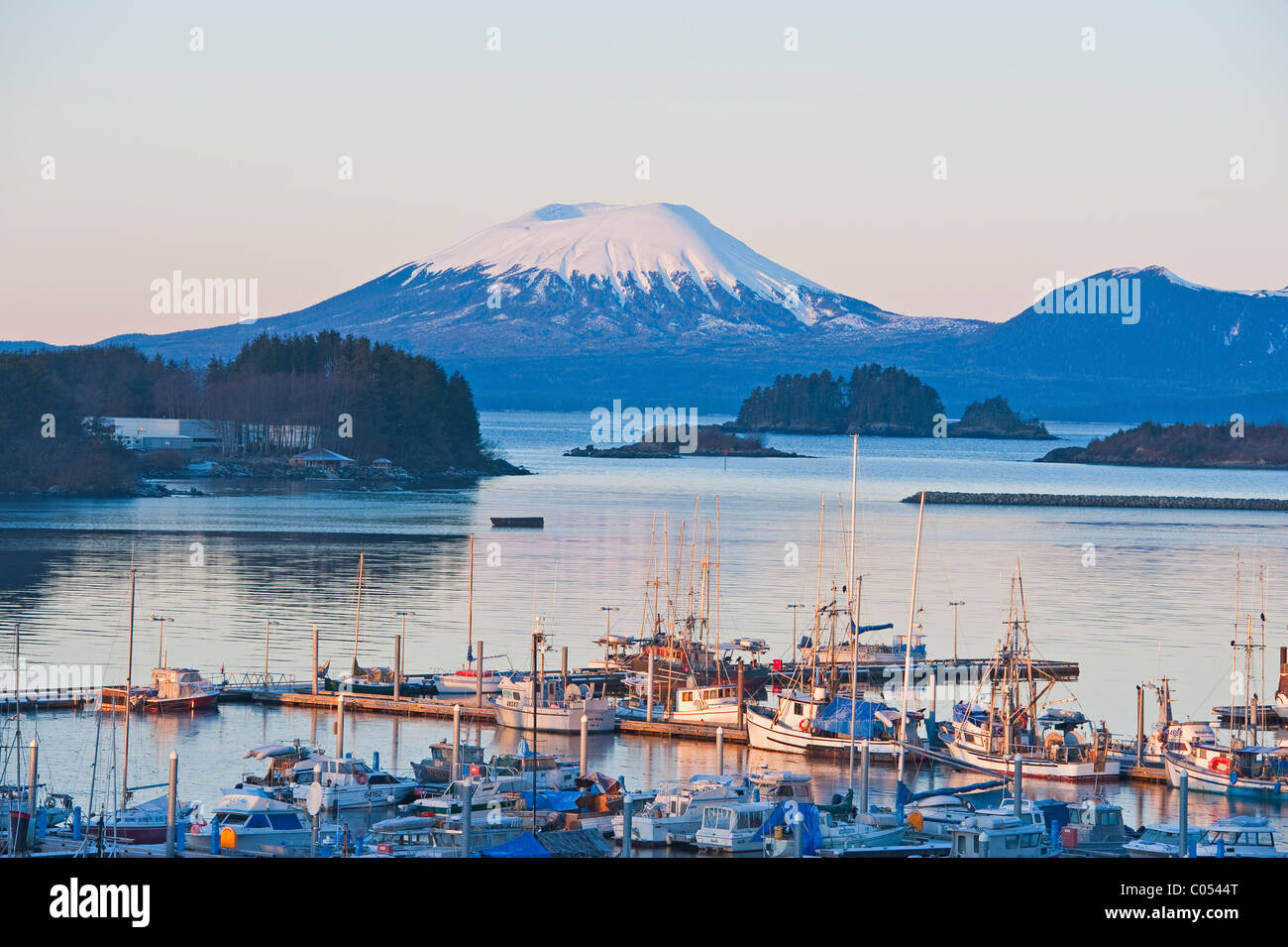 Lever de soleil à Sitka, Alaska, Thomsen Harbour et le célèbre Mont rapiécé de l'île Kruzof. Banque D'Images