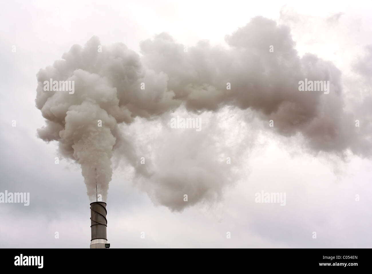 Fumée noire sur le ciel, les problèmes de l'écologie Banque D'Images