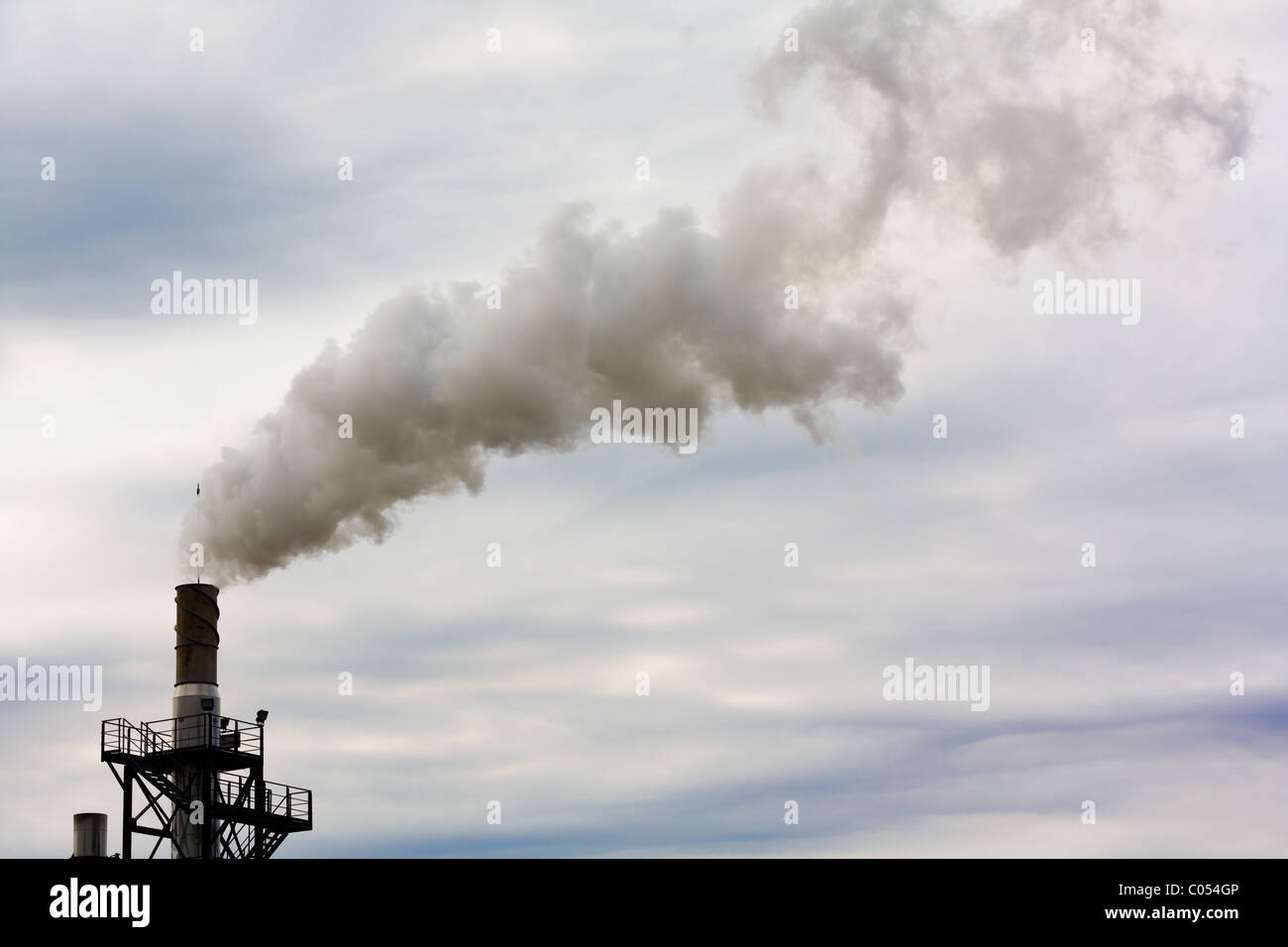 Fumée noire sur le ciel, de l'écologie problèmes close up Banque D'Images
