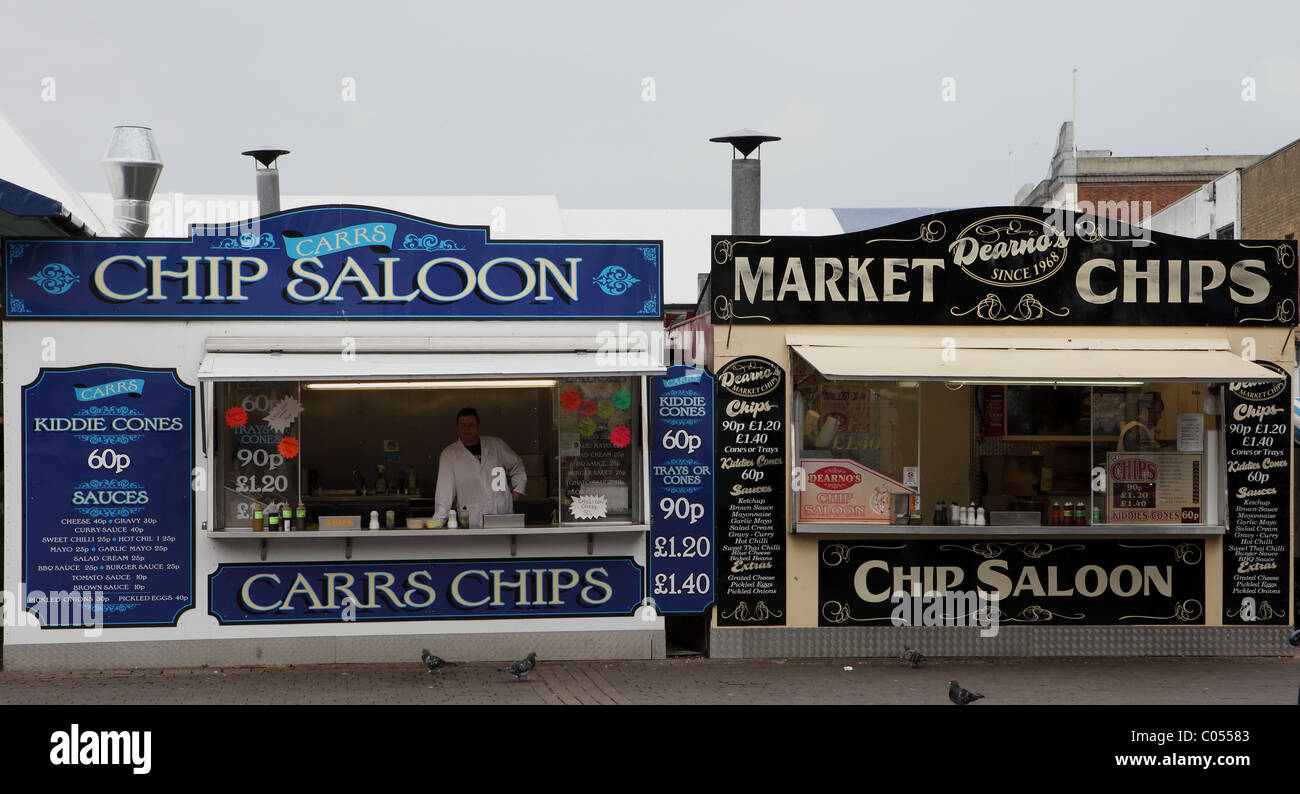 Fish and chips rival magasins sur la place du marché de Great Yarmouth se préparer à la ruée vers l'heure du déjeuner. Banque D'Images