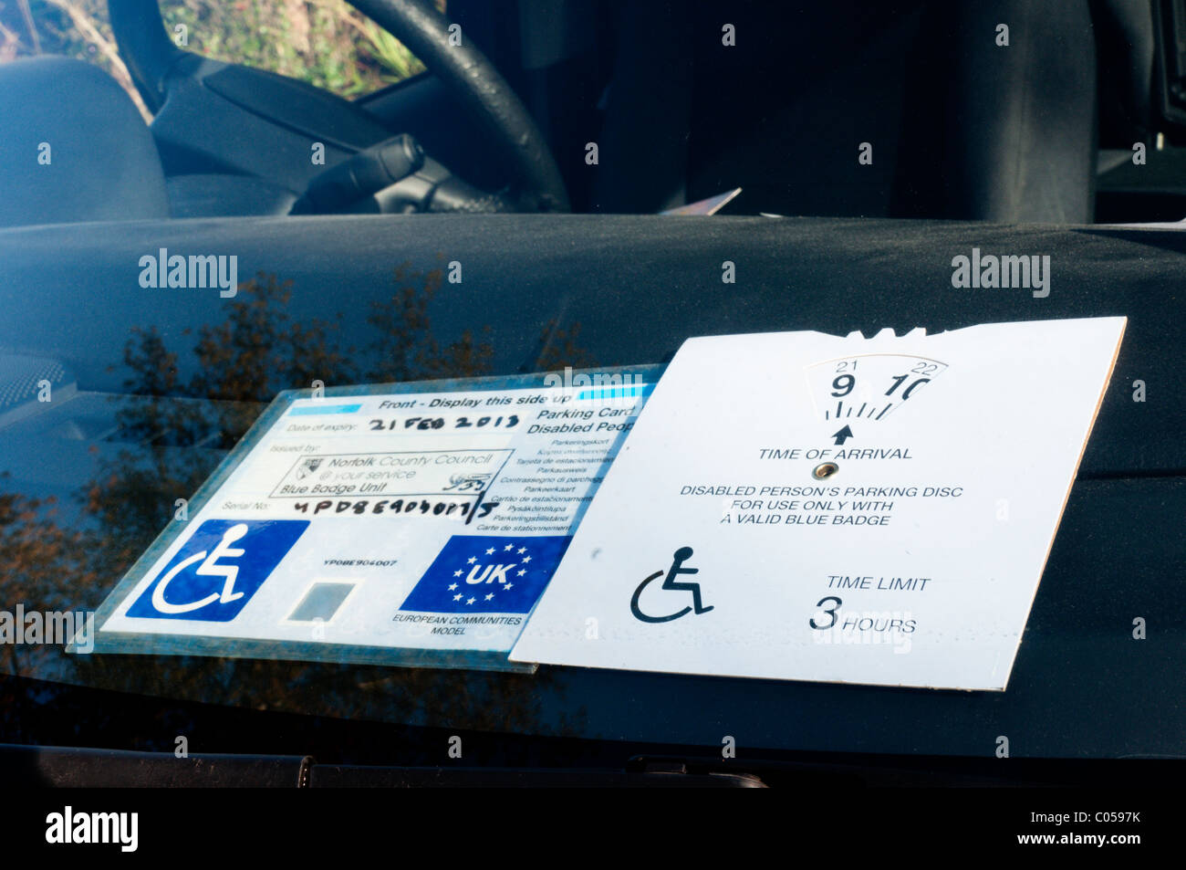 Disabled parking badge Banque de photographies et d'images à haute  résolution - Alamy