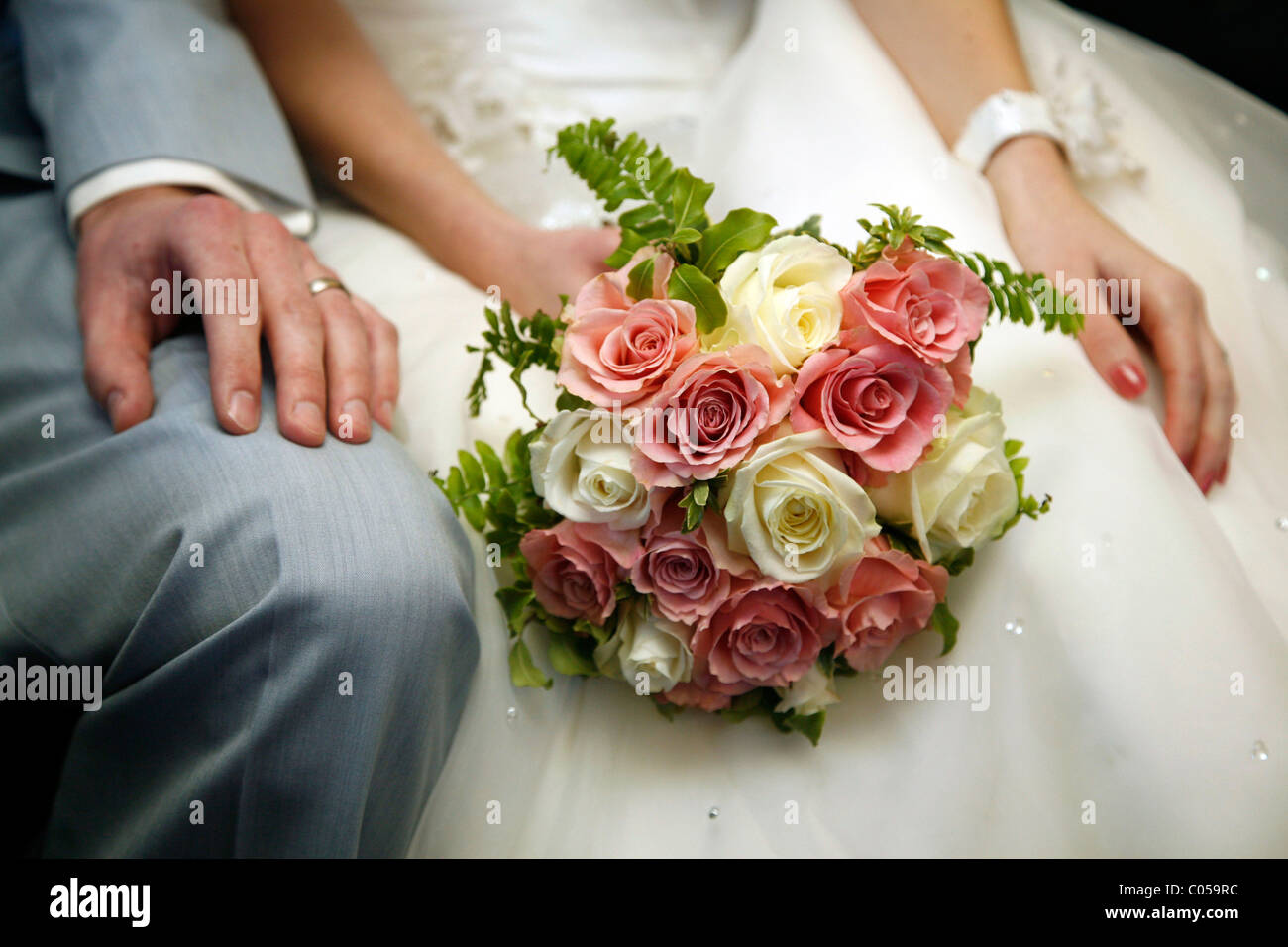 Close up de mariée et le marié avec bouquet de mariage Banque D'Images