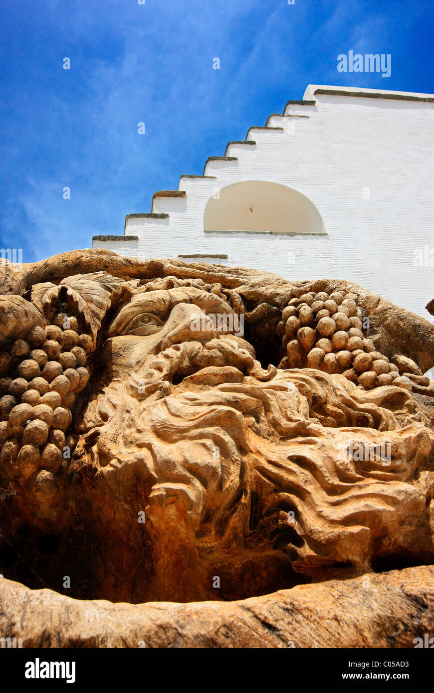 La tête de Dionysos, dieu du vin antique, dans la façade d'une maison de village de Pyrgos, l'ile de Tinos, Cyclades, Grèce Banque D'Images