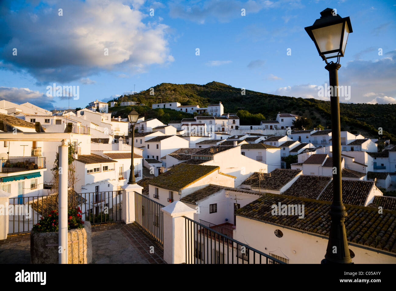 Les bâtiments traditionnels espagnols typiques au crépuscule / coucher de soleil / Coucher de soleil, dans le village blanc de Zahara, Espagne. Banque D'Images