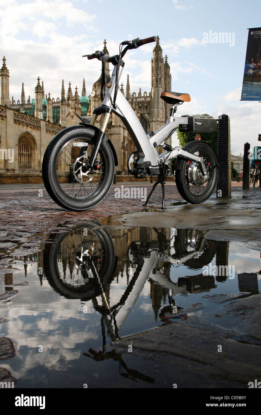 L'Ultra Motor A2B vélo électrique photographié devant des Rois College de Cambridge Banque D'Images