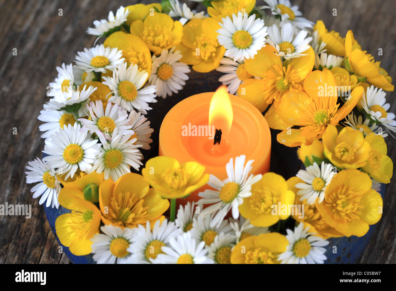 Bougies et fleurs sauvages d'été frais Banque D'Images