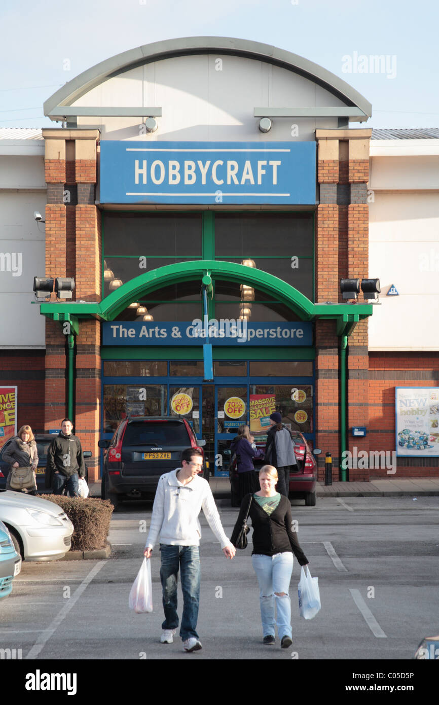 Couple venant de Hobbycraft store Banque D'Images