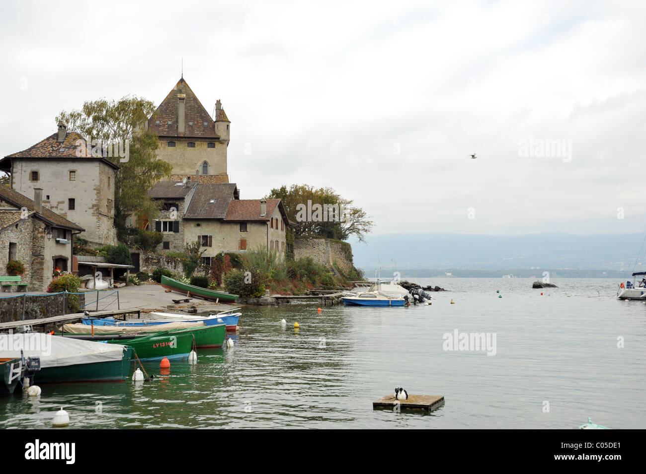 Les petits bateaux et yachts sur le Lac Léman à Yvoire, France Banque D'Images